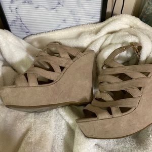G by Guess - gg Hampton style tan wedges size 9.5